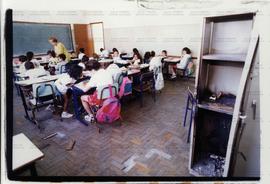 Estrutura de educação pública (Local desconhecido, 27 mar. 1995). / Crédito: Masao Goto Filho/Agê...