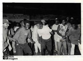 Baile funk na Acedêmicos de Santa Cruz (Rio de Janeiro-RJ, 24 out. 1992). / Crédito: Antonio Batalha/Folha Imagem.