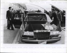 Fernando Collor de Mello entrando em um Lincoln Town Car (Brasília-DF, 6 fev. 1991). / Crédito: A...