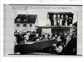 Homens carregam caixões de turcos mortos em atentado neo-nazista (Solingen-Alemanha, 3 jun. 1993)...