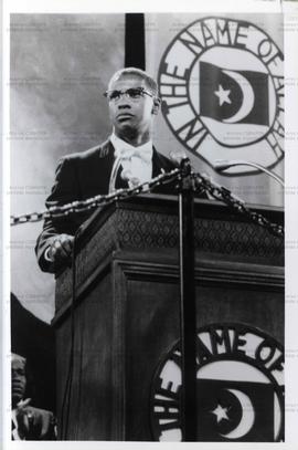 Cena do filme “Malcolm X” (Local desconhecido, [1992?]). / Crédito: Autoria desconhecida.