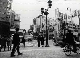 Cotidiano urbano (Tóquio-Japão, 1993). / Crédito: Val Ianamini.