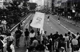 Passeata dos professores do Estado em greve (São Paulo-SP, 20 ago. 1993). / Crédito: Marco Antôni...